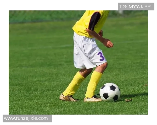 足球明星脚高脚低现象分析：为何不同球员拥有独特的踢球技巧与优势