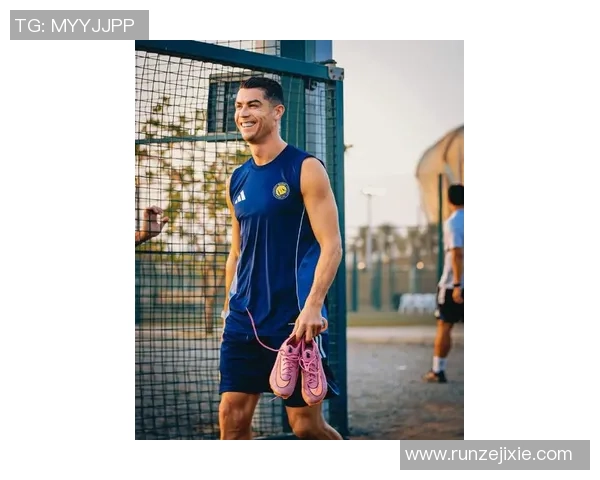 C罗时尚穿搭解析：从球场到街头的完美变身与风格演绎